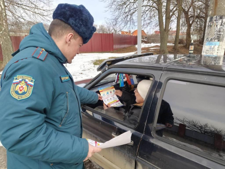 Во время новогодних выходных сотрудники МЧС проводят профилактическую работу в жилом секторе. Во время новогодних выходных сотрудники МЧС проводят профилактическую работу в жилом секторе.