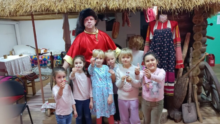 Занятие краеведческого клуба "Юный краевед". Занятие краеведческого клуба "Юный краевед".