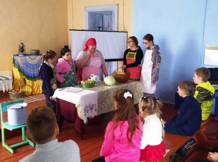 Капустные посиделки «Не будь головаста, а будь пузаста!». Капустные посиделки «Не будь головаста, а будь пузаста!».