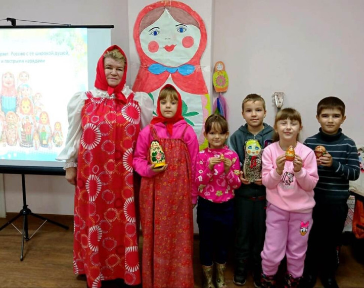 Познавательно-развлекательная программа «Хоровод русских матрёшек». Познавательно-развлекательная программа «Хоровод русских матрёшек».